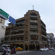 忠義路二段の道案内は縦表示