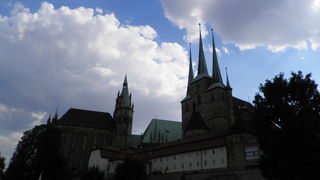 大聖堂を見上げる広場