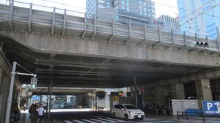 出来たばかりの新しい架道橋です