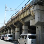 高架橋自体は特に見るものはないが隣りに綺麗な公園があります