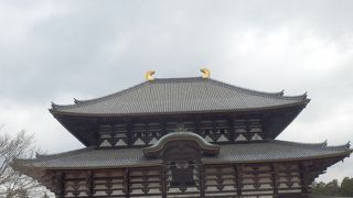 東大寺の南大門を抜けると50M先に建つ入母屋造りの楼門、中門(ちゅうもん)と呼ばれている