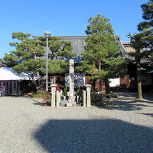 本堂に向かいます