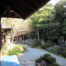 このお庭に、あの井戸があります