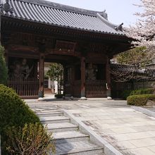 山門に二体の仁王像