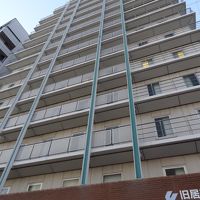 建物の上の「R&B...」を目印に