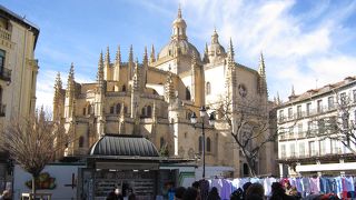 大聖堂前の広場に市場