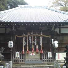 平塚神社の本社殿です。周りは、鬱蒼とした森に囲まれています。