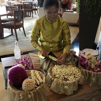 とても丁寧に花を球形に作る方でした（撮影許可済）