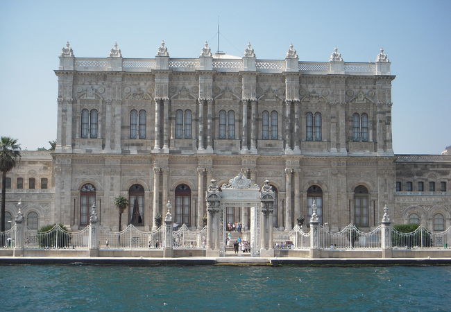 ボスポラス海峡沿いに佇む白亜の豪華絢爛な宮殿で、主にオスマン帝国の迎賓館としてスルタンの夏の離宮として使われたそうです。