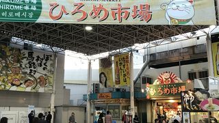 活気のあるフードコート