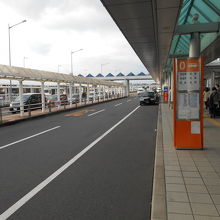 バス停も空港を出てすぐ