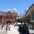 近代的な神社です