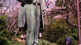 佐倉藩・堀田正睦との縁でここに銅像があるそうです