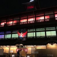 道後温泉本館のプロジェクションマッピング。