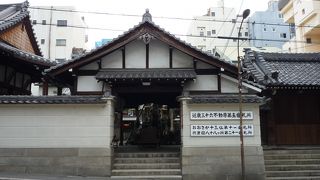 向かいは高津神社