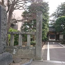 車道の奥がお寺の門