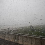 雨の中つばさ橋を渡る