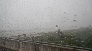 雨の中つばさ橋を渡る