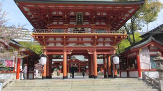 赤い社殿が美しい信仰篤い神社