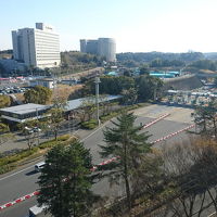 成田IC・料金所の向こうにヒルトン成田ホテルなどが見える。