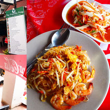 猫に見つめられながらのランチ。