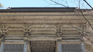 迫力のあるケヤキ造りの門