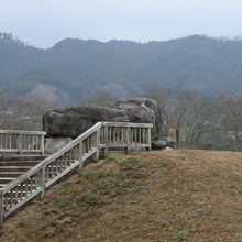 石舞台古墳がのるステージのようです。