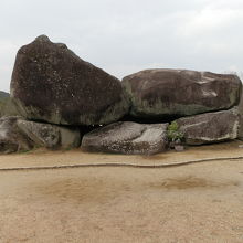 古墳上部の封土は失われ巨大な天井石が露出した姿になっています