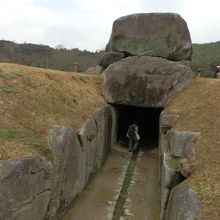 石舞台古墳の入口はこのようになっています。