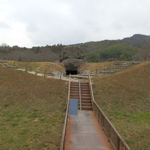 石室入口を遠くから見ると、このように地面は変化しています。