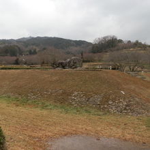 　石舞台の名の由来は、一般には石の形状からとされています。