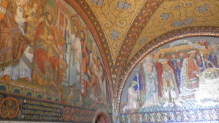 ガイドツアーで見学する中世のお城