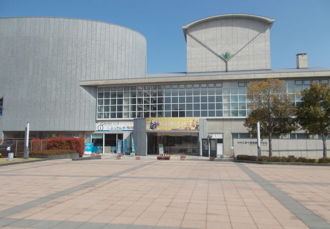 駅を出て北側にある建物の中にあります。