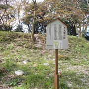 町の西側にある錦城山にあります。