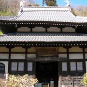 立派な本堂の裏に眺めのよい稲荷神社があります