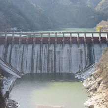 1952年（昭和27年）竣工の重力式コンクリートダム