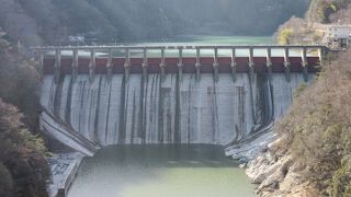 川に含まれる土砂が黒ずむ事さえ許さない、古いダムなのに白さが目立つダム