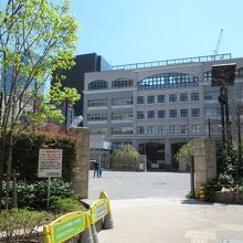 北側出入口(右手に公衆トイレ左手に喫煙所があります)