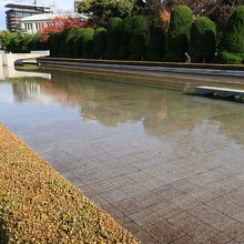 平和の灯を取り囲む池
