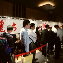 夜をテーマにしたような店舗街だ