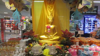 スーパーに仏像