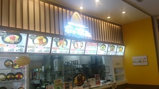 フードコート内のオムライス店