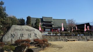 駅の真ん前に重要文化財