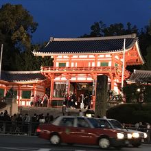 浮かび上がる西楼門