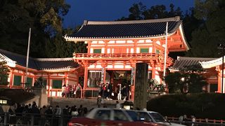 祇園さんと呼ばれ人気の神社