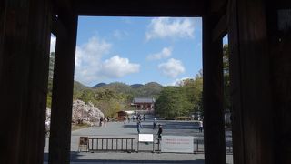 仁和寺では，二王門といいます。仁王門ではありません。
