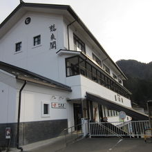 駅とホテルが併設された建物