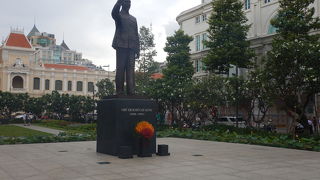 ホーチミンに来たからにはホーチミン像を外すわけにはいかない