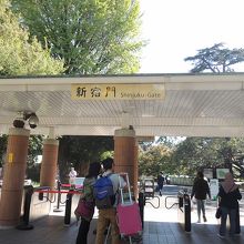 新宿門入り口