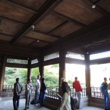 天井の高い室内